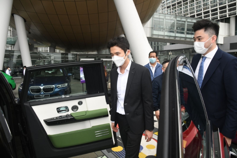 星島新聞集團(tuán)主席蔡加贊（左）也是愛(ài)車之人，與執(zhí)行董事兼行政總裁蔡晉博士一起欣賞到場(chǎng)的名車。