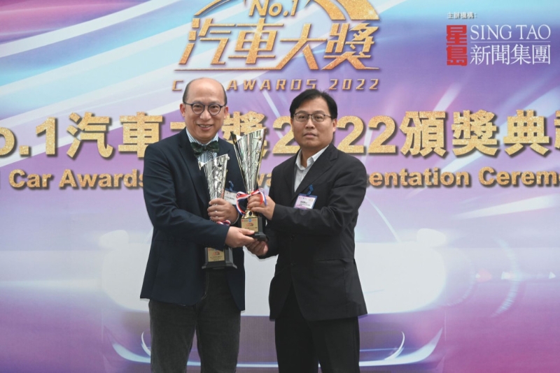 《星島日?qǐng)?bào)》及《英文虎報(bào)》總編輯湯錦標(biāo)（右）上臺(tái)頒獎(jiǎng)。