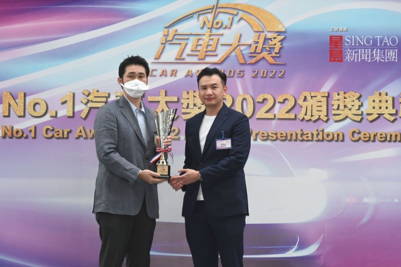 星島雜志集團(tuán)有限公司副總經(jīng)理（營(yíng)運(yùn)）任展興（右）頒獎(jiǎng)予得獎(jiǎng)品牌。