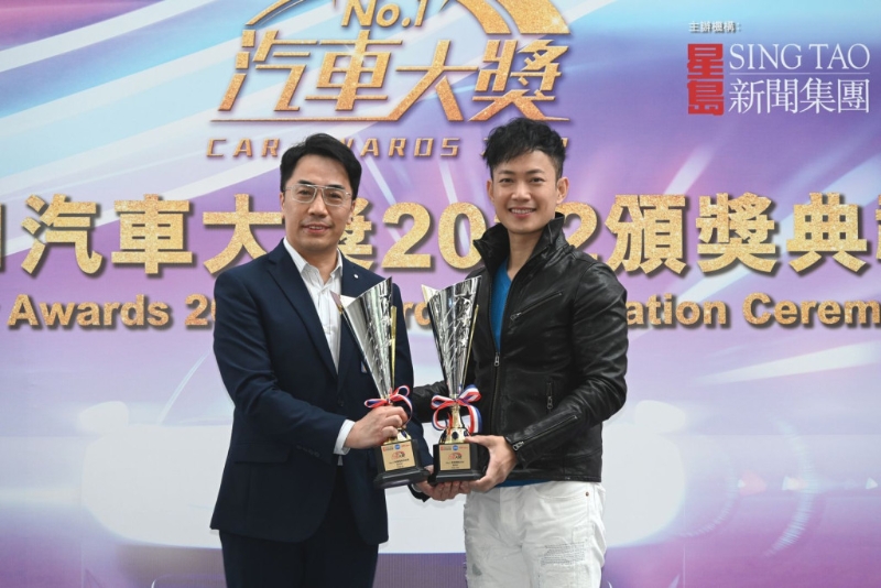 電單車節(jié)目《鐵騎搜》主持敖嘉年（右）頒獎(jiǎng)。