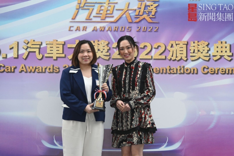 時(shí)裝設(shè)計(jì)師馮榕榕（右）亦賞面出席，作為頒獎(jiǎng)嘉賓。