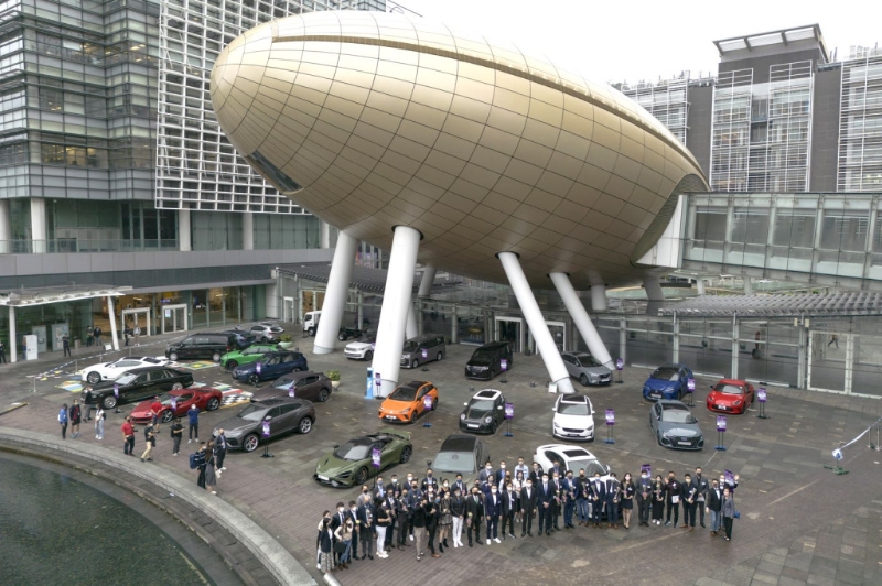 一眾來(lái)賓于23輛得獎(jiǎng)名車前合照，為“NO.1汽車大獎(jiǎng)”劃上完美句號(hào)。