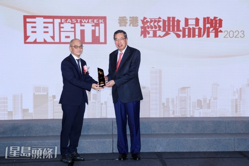 金利來(lái)集團(tuán)榮獲「殿堂級(jí)品牌」大獎(jiǎng)，由集團(tuán)副總經(jīng)理曾智謀（左）代表領(lǐng)獎(jiǎng)。