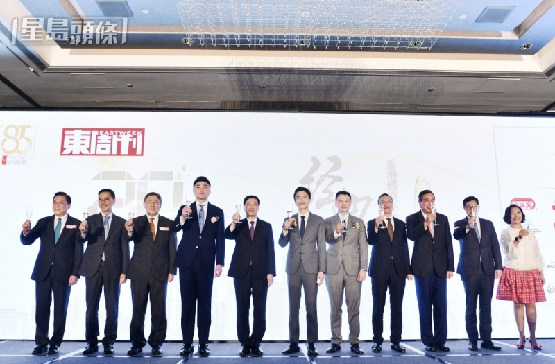 左起..行政會(huì)議成員林健鋒、文化體育及旅游局局長(zhǎng)楊潤(rùn)雄、政務(wù)司副司長(zhǎng)卓永興、星島新聞集團(tuán)行政總裁兼社長(zhǎng)蔡晉、特首李家超、星島新聞集團(tuán)主席蔡加贊、星島雜志集團(tuán)營(yíng)運(yùn)副總經(jīng)理任展興、律政司司長(zhǎng)林定國(guó)、立法會(huì)主席梁君彥、保安局局長(zhǎng)鄧炳強(qiáng)、民政及青年事務(wù)局局長(zhǎng)麥美娟。