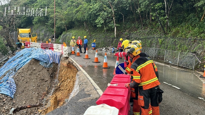 消防處災(zāi)難應(yīng)變救援隊(duì)到達(dá)路陷現(xiàn)場。