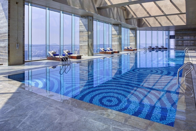 46樓的天際泳池，仿佛置身于高空之上