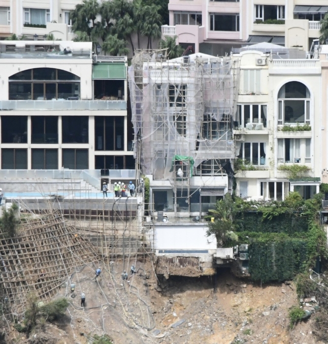 工人續(xù)在山坡進行緊急維修。