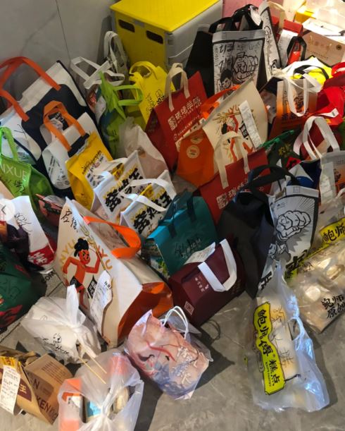 貼主可為香港客人反向代購貨品包括美食、鮮花、文件、落下的物品，以至可為客人接一對一訂單