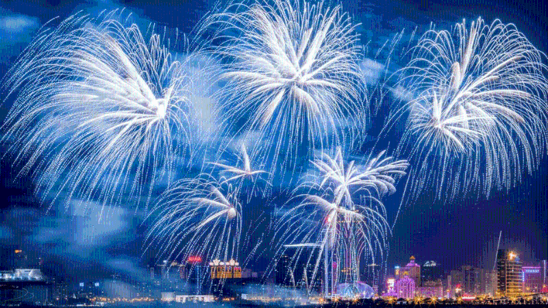 由９月上旬起，每個星期六都會上演精彩絕倫的煙花匯演。