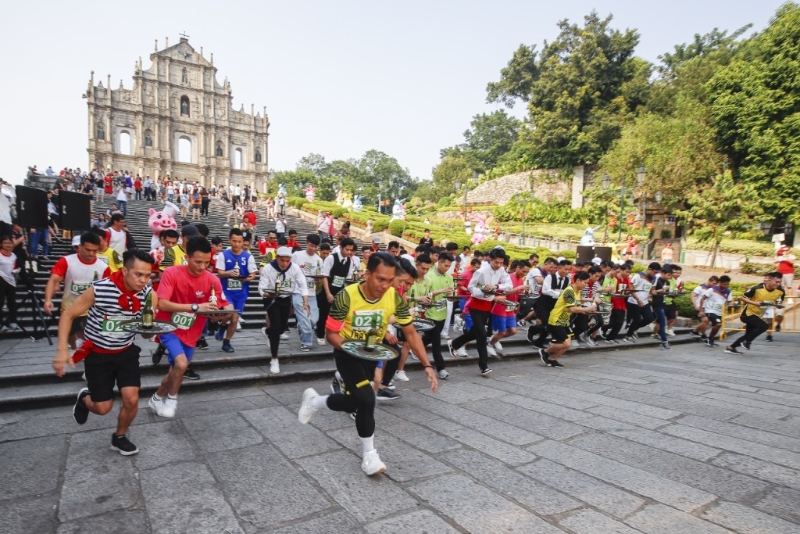 參賽者精心打扮，高速運送“澳門啤酒”托盤。