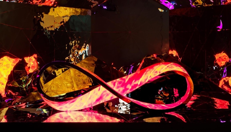 蕭勤的藝術(shù)作品揉合中國傳統(tǒng)哲學(xué)以及太空旅游等元素，讓參觀者感受一場時空交錯的旅程。