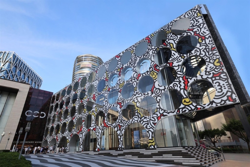 Mr Doodle風(fēng)格以複雜的線條和圖案為特色，今次將新濠天地變成他的畫板，盡顯個人風(fēng)格。