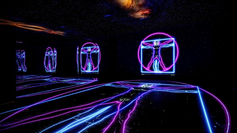 光影投射與數(shù)字化藝術(shù)結(jié)合的《維特魯威人》，讓參觀者完全沉浸于達(dá)芬奇名作，感受不一樣的體驗。