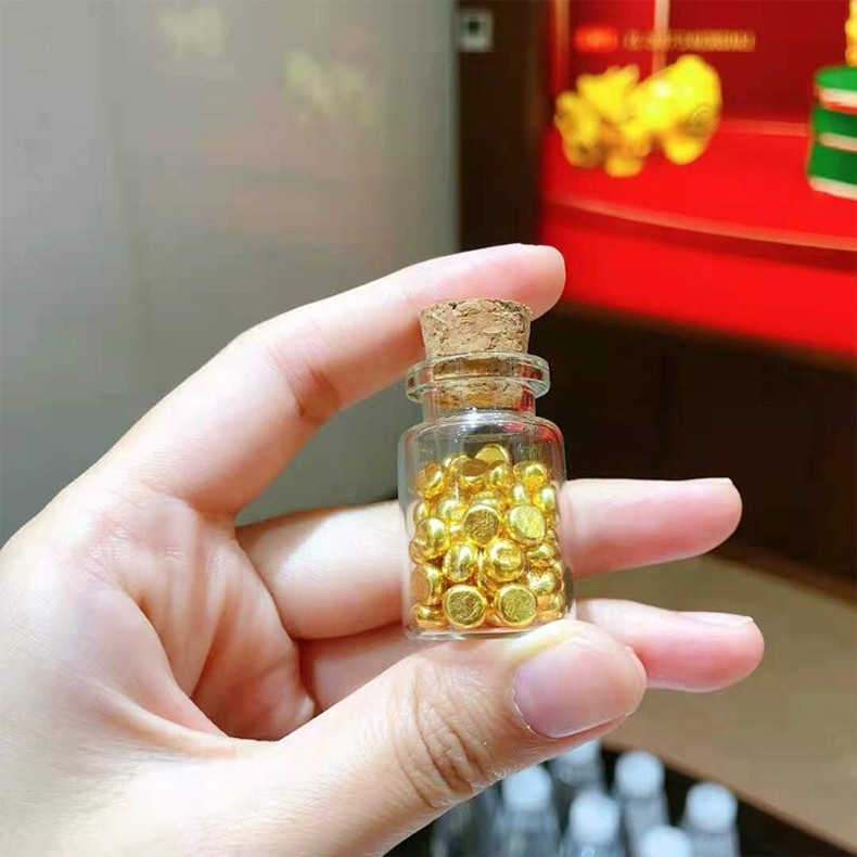 有人表示，金豆更像縮小版的金條，拿著感覺更安心，有的更會寫道「每個月買幾百元的金豆豆存起來，只要金價漲，我就算賺錢」、「攢錢不如攢金，買金豆豆等于理財」。