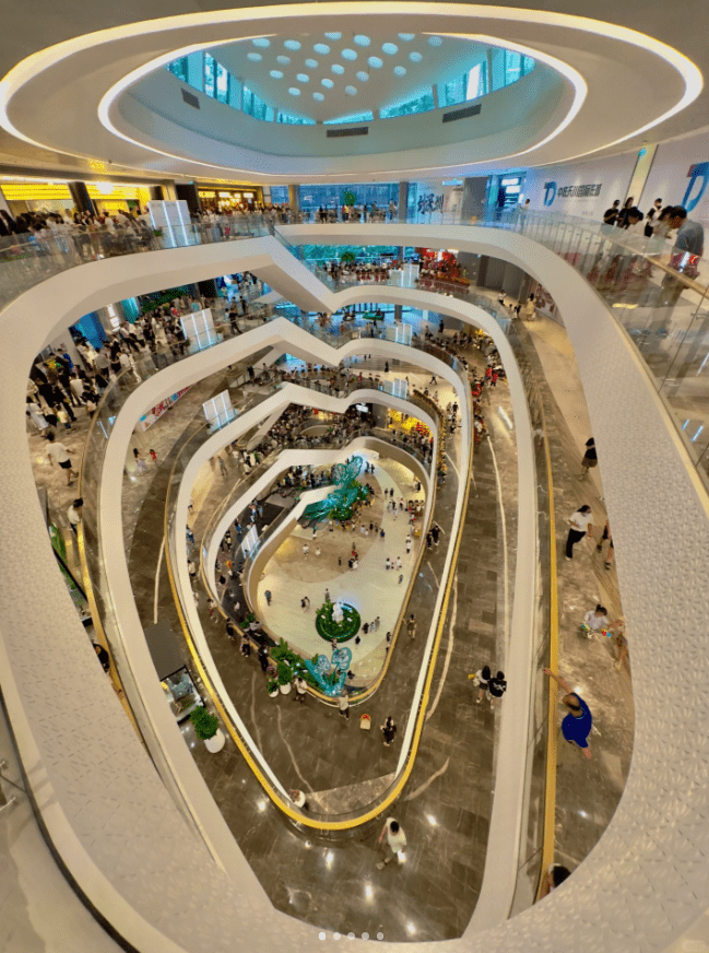 KK TIME商場面積10萬平方米。（