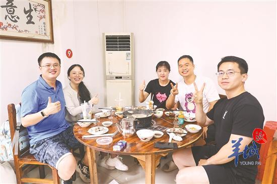 從深圳、北京等地遠道而來的游客，大贊臭屁醋