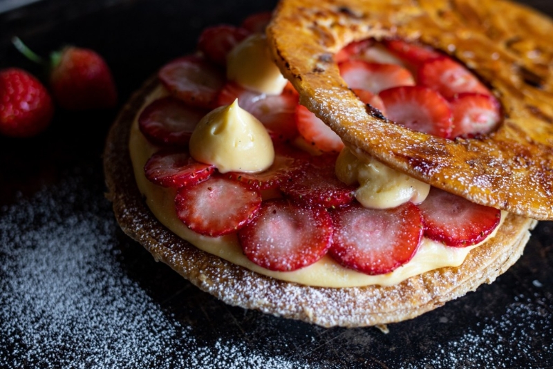 Napoléon  原味士多啤梨——杏仁拿破侖脆酥、特制吉士忌廉、士多啤梨，$165（Half-Half $88)