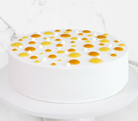 芒果海綿蛋糕（件裝 $68、原個(gè)蛋糕9吋 $680），造型清雅簡(jiǎn)約，白色淡忌廉佐橙黃果泥及海綿蛋糕，簡(jiǎn)單又美味。