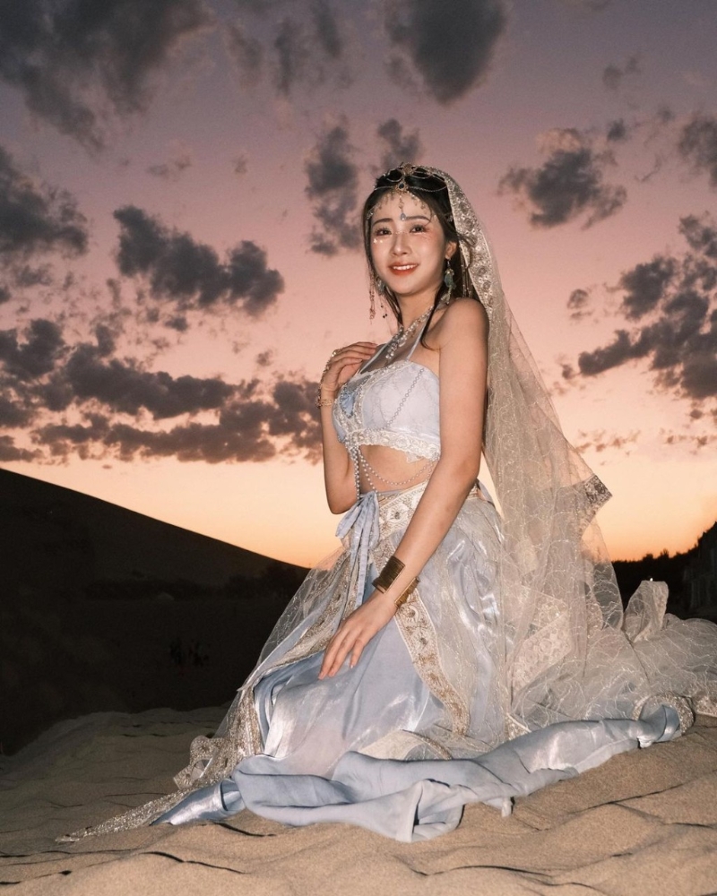 溫蕎菲到香港升學(xué)，于城大畢業(yè)