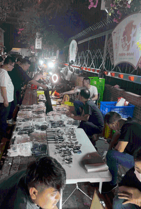 地?cái)偽簧偃笋v足找尋心頭好。