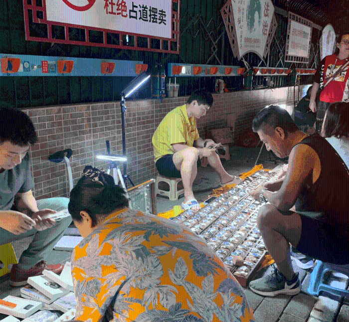 不少人甚至坐在攤販前慢慢尋寶。