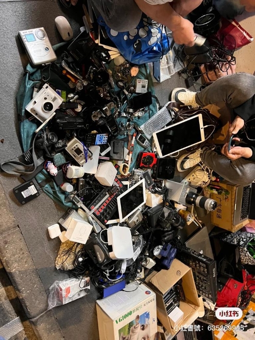 “鬼市”還有各式價(jià)錢便宜的手機(jī)配件。