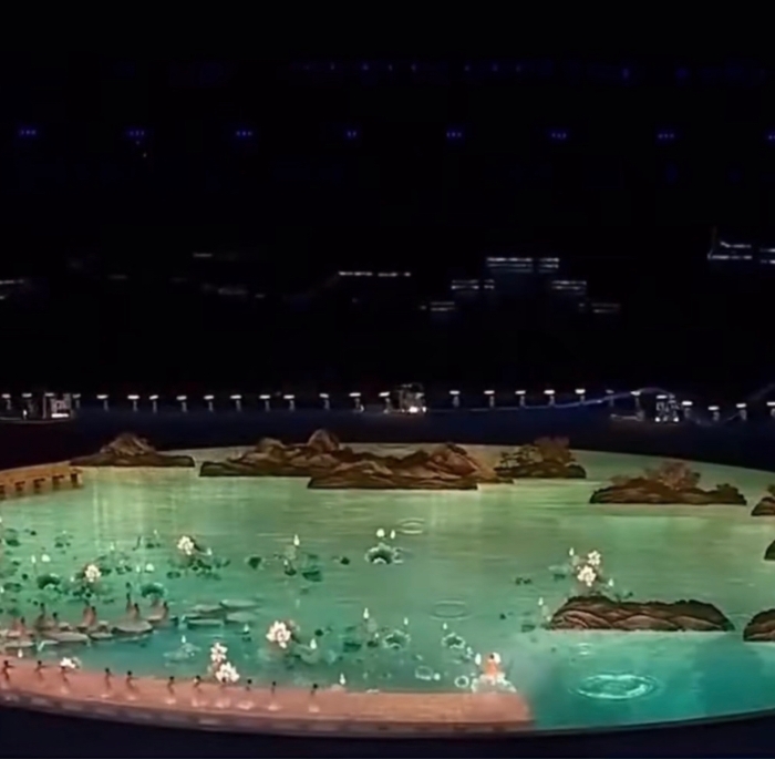 現(xiàn)場(chǎng)通過地上屏幕和立體透視網(wǎng)幕的配合，將錢塘江和青山綠水搬到舞臺(tái)。