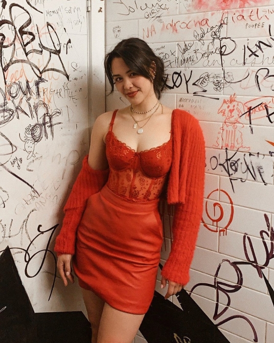 張敏鈞遺傳母親的美貌與身材。