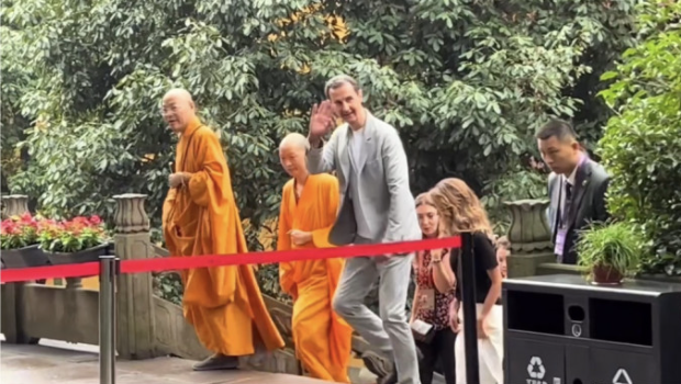 敘利亞總統(tǒng)巴沙爾在杭州靈隱寺向群眾揮手。