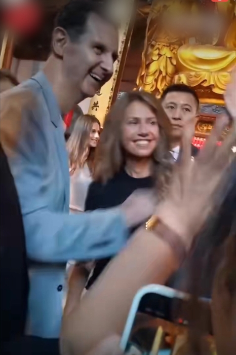 巴沙爾夫婦與群眾親切互動。