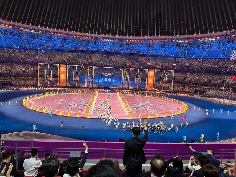 香港代表團(tuán)進(jìn)場時(shí)，李家超起立揮手致意。 李家超fb