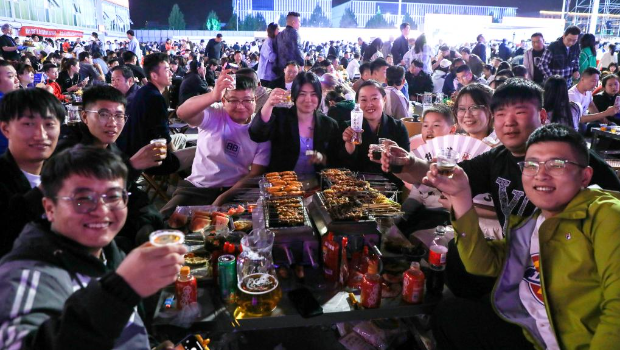 中國經(jīng)濟復(fù)蘇，民眾出游消費氣氛高漲。