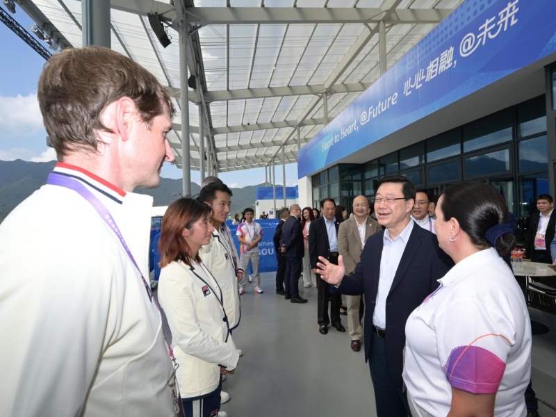 李家超（前排右二）與香港馬術(shù)運(yùn)動(dòng)員交流。 政府新聞處