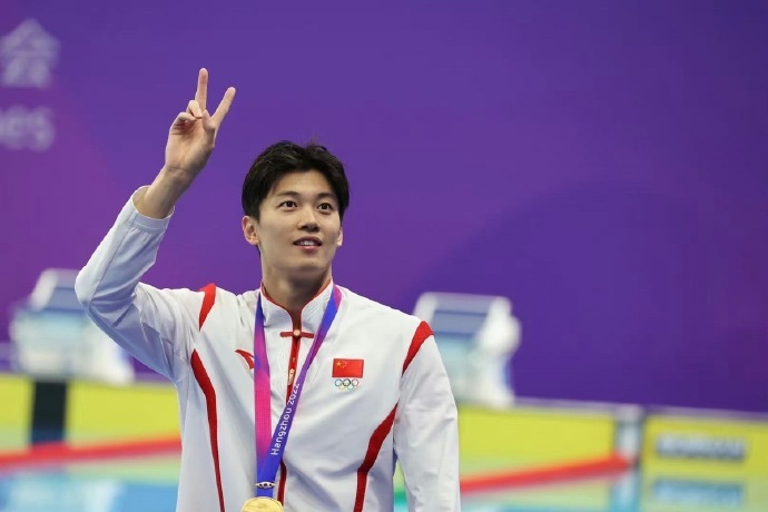 汪順向觀眾比耶。