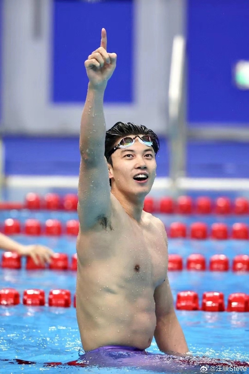 汪順確認(rèn)成績后，揮舞雙手激動向觀眾比出「第一」手勢。