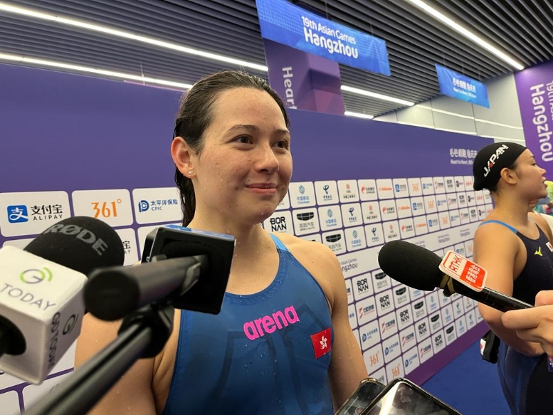 何詩蓓賽后受到包圍訪問。 徐嘉華攝