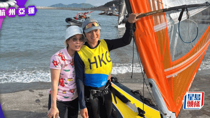 魏瑋恩奪銀后，同媽咪親密合照。