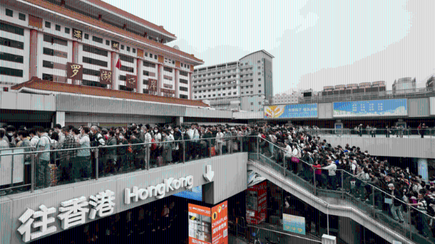 七、八月入境深圳港人超過900萬人次，口岸大排人龍。