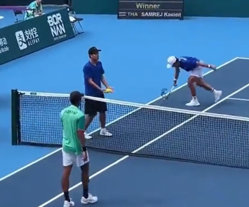 權(quán)純雨輸球后失控砸爛球拍泄憤。