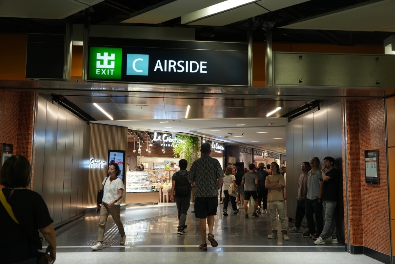 商場連接啟德地鐵站，方便易達(dá)。 （現(xiàn)場實拍）