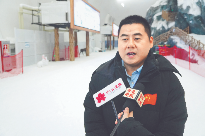 卡魯冰雪世界常務(wù)副總藍曉羲接受采訪。