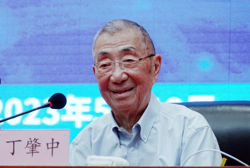 2023年5月19日，丁肇中應(yīng)邀到訪中國科學(xué)院大學(xué)（國科大）北京懷柔校區(qū)，微笑傾聽學(xué)生提問。 中新社