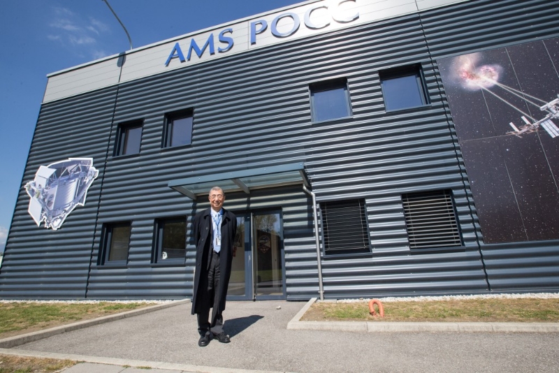 丁肇中的日常生活：2017年在瑞士日內(nèi)瓦附近的歐洲核子研究中心，主持阿爾法磁譜儀項目組會議后離開辦公室。 新華社