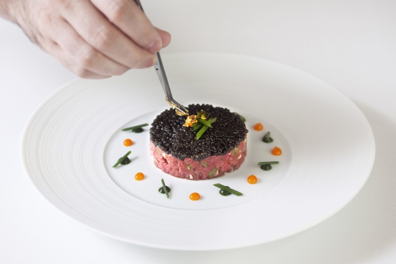 澳洲和牛他他拌法國(guó)生蠔配特級(jí)魚子醬