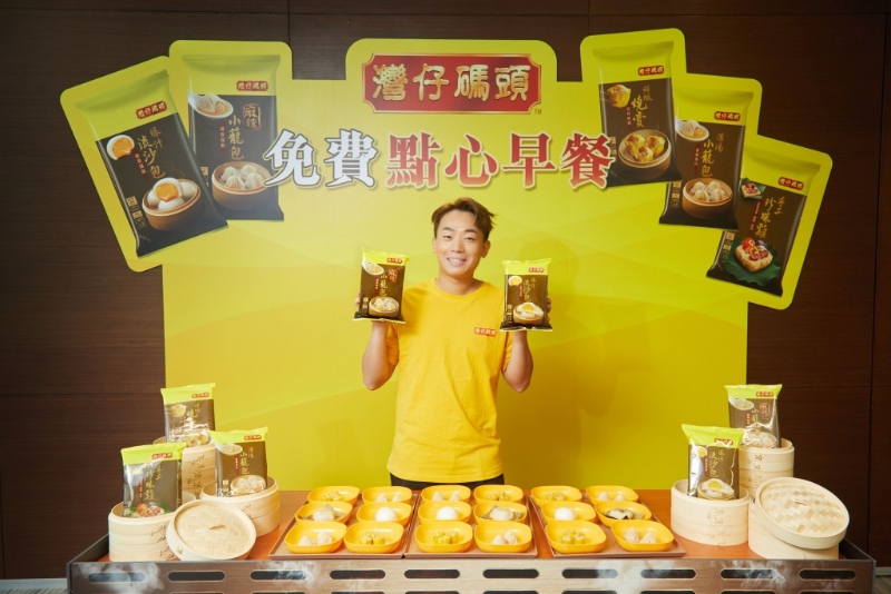 岑珈其變身美食特派員，免費(fèi)派發(fā)灣仔碼頭點(diǎn)心。