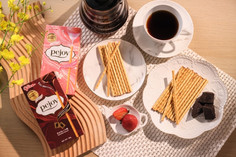 固力果Pejoy的特濃巧克力及草莓口味來(lái)心餅干條。