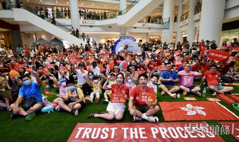 現(xiàn)場(chǎng)一片“紅?！?，齊為港隊(duì)打氣。
