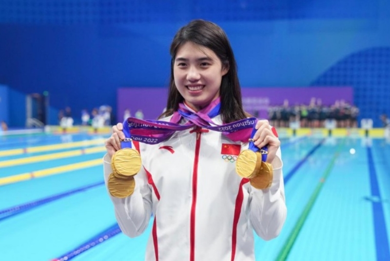 張雨霏展示獲得的獎牌。新華社