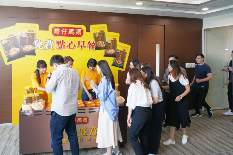 灣仔碼頭早前找來岑珈其，到辦公室快閃免費(fèi)派點(diǎn)心。