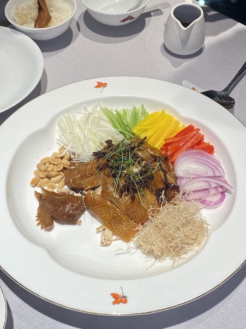 菌皇撈起豉油雞。